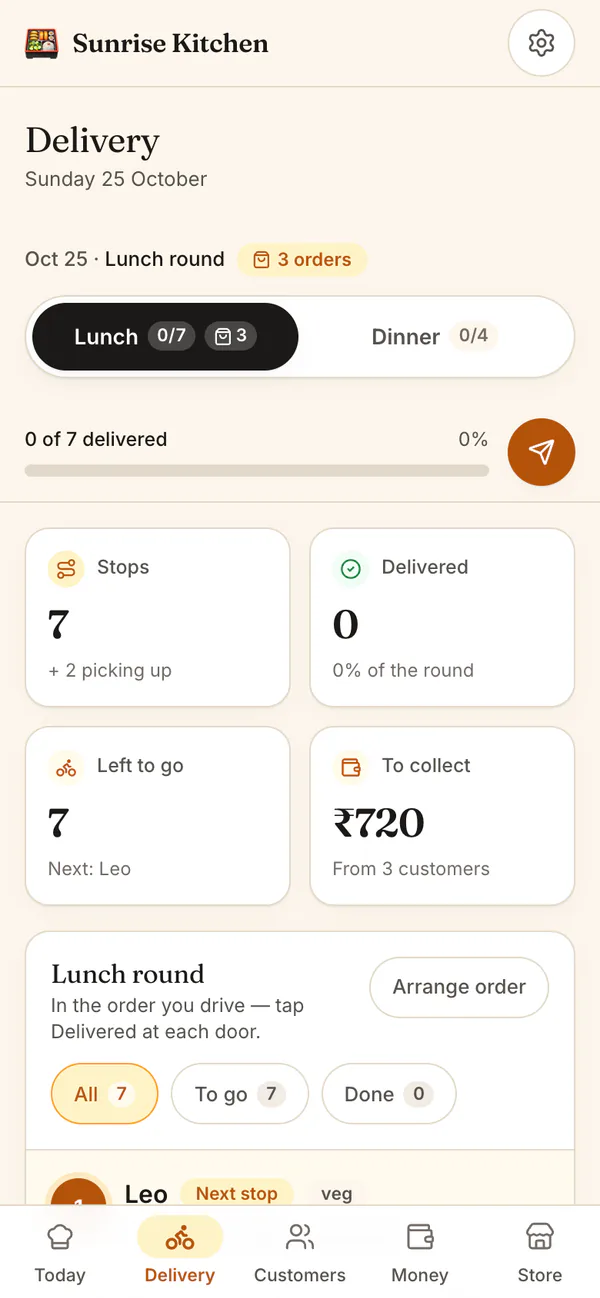 डिलीवरी स्क्रीन: दोपहर और रात का स्विच, दोपहर के 7 स्टॉप और साथ में 3 दुकान के ऑर्डर, और आपके तय क्रम में दोपहर का राउंड।